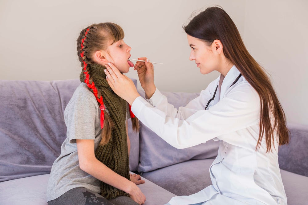 NIÑO O NIÑA EN EL MEDICO DOLOR DE GARGANTA. ACTRON PEDIATRICO DOLOR DE GARGANTA
