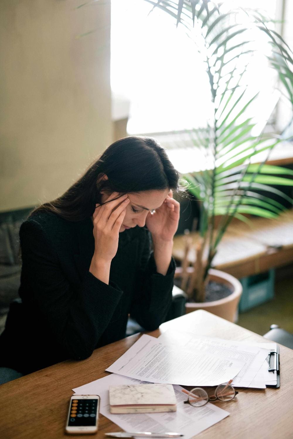 MUJER ADULTO CON MOLESTIA EN LA CABEZA. MOLESTIA EN LA CABEZA. ACTRON PLUS DOLOR DE CABEZA
