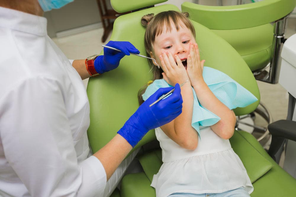 NIÑO CUIDADO DE DIENTES EN EL ODONTOLOGO O DENTISTA. ACTRON PEDIATRICO DOLOR DENTARIO O DOLOR DE MUELA