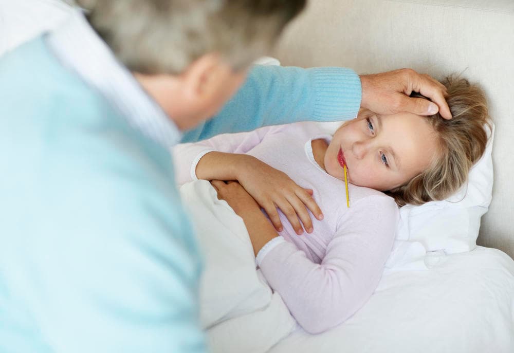 HIJO O HIJA CON FIEBRE SIENDO CUIDADA POR SU PADRE. ACTRON PEDIATRICO FIEBRE