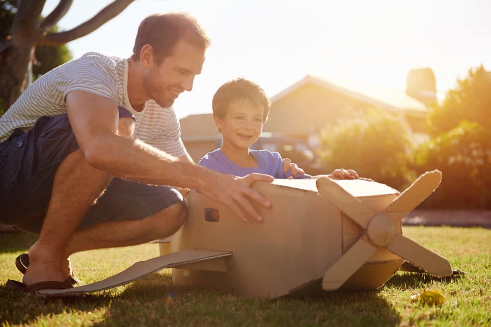 PADRE E HIJO MOMENTOS FELICES Y SALUDABLES.ACTRON PEDIÁTRICO PARA EL ALIVIO DEL DOLOR DE CRECIMIENTO EN LOS NIÑOS.